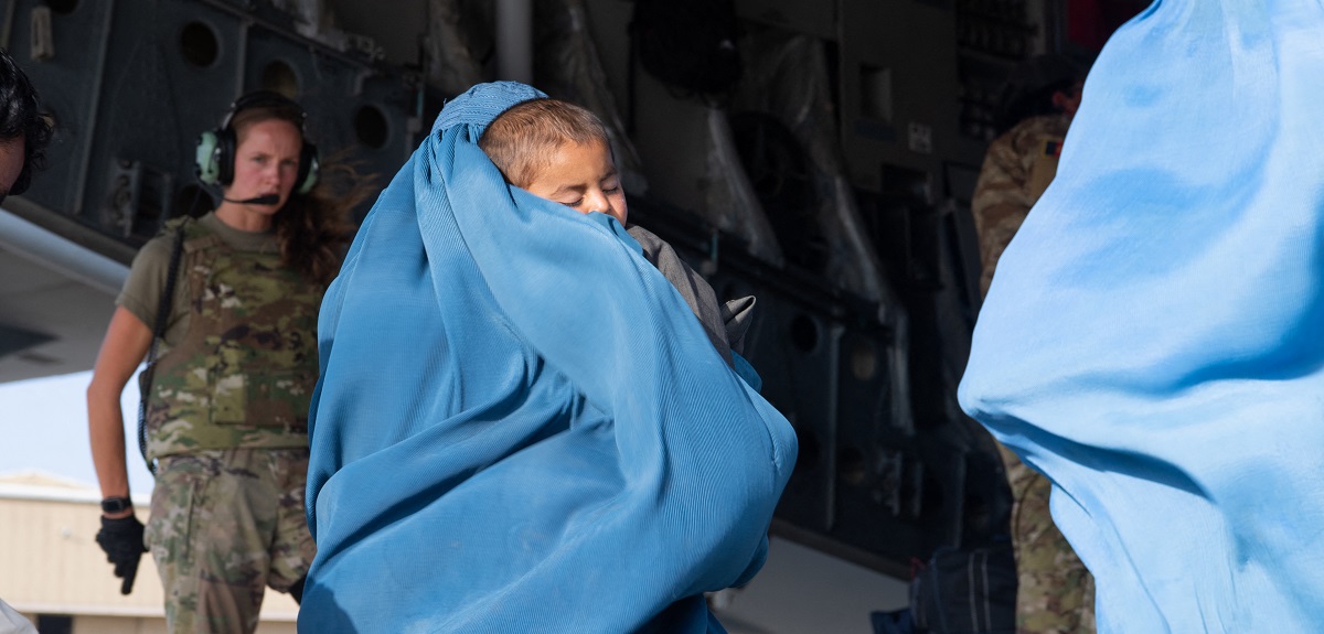 Explosiones afectan a aeropuerto de Kabul en medio de retirada de afganos: hay al menos 13 muertos