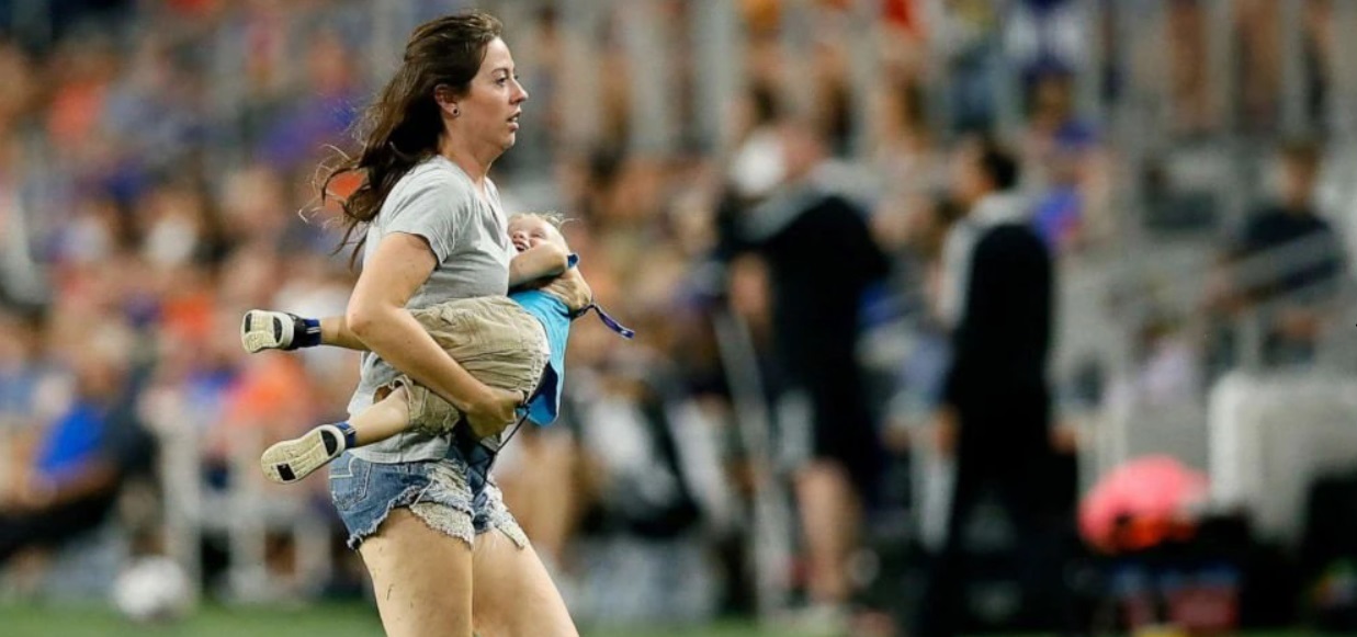 Niño de 2 años fue 'tacleado' por su madre tras invadir cancha de la MLS: curioso momento es viral