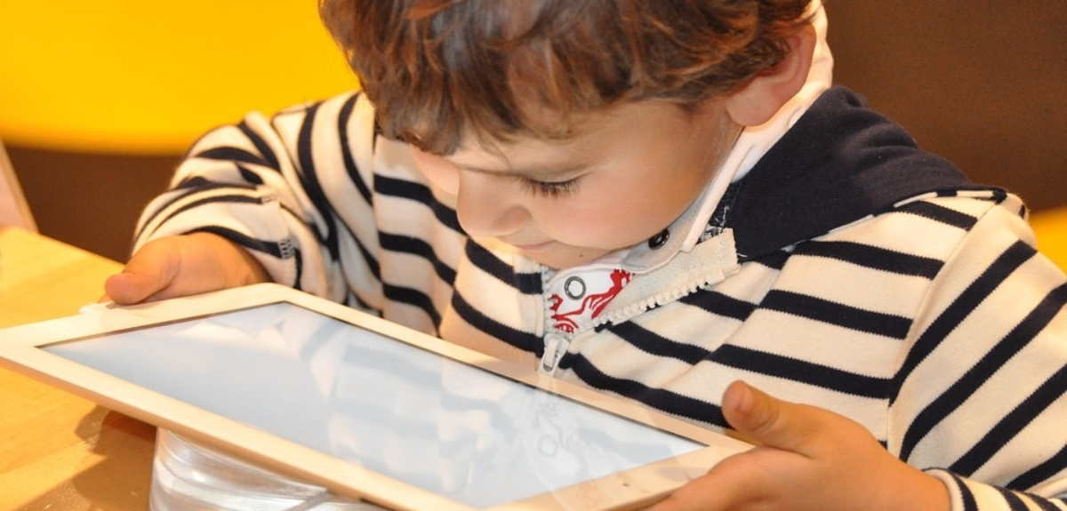 Cómo desenganchar a los niños de la pantalla después de un año y medio de sobreuso en la pandemia