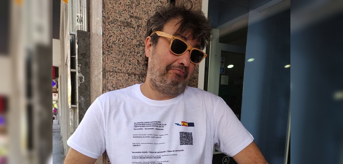 Emprendedor español creó original polera para ingreso a bares: tiene 'pase de movilidad' estampado