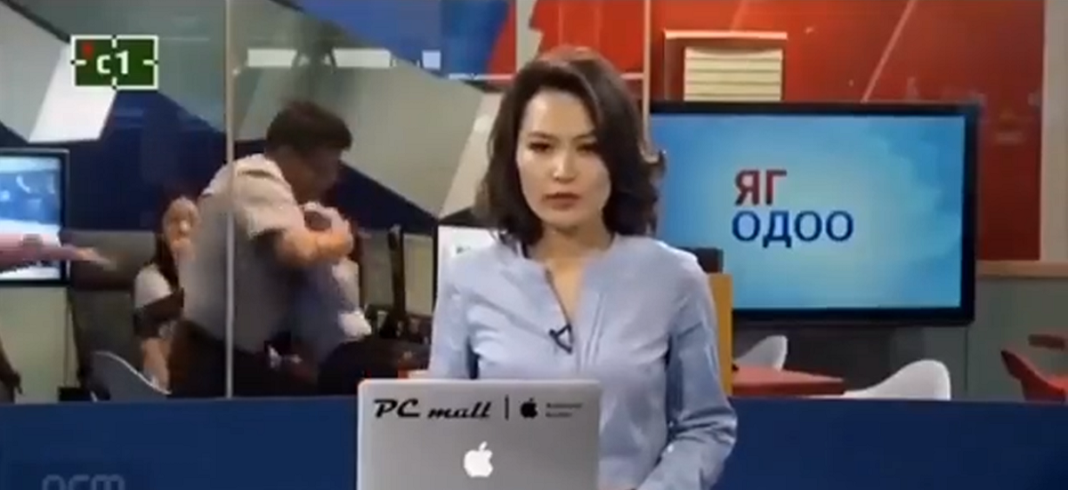 Excelente clima laboral: noticiero de Mongolia transmitió en vivo pelea entre compañeros