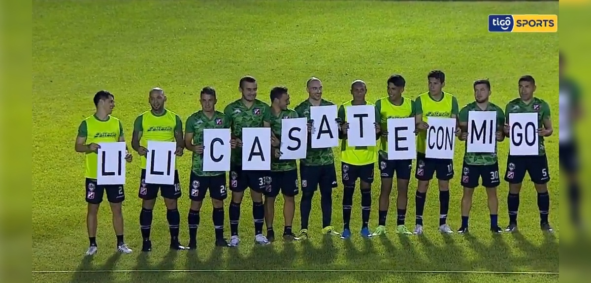 Exjugador de Colo Colo y actual DT pidió matrimonio a su novia con ayuda del plantel: fue criticado