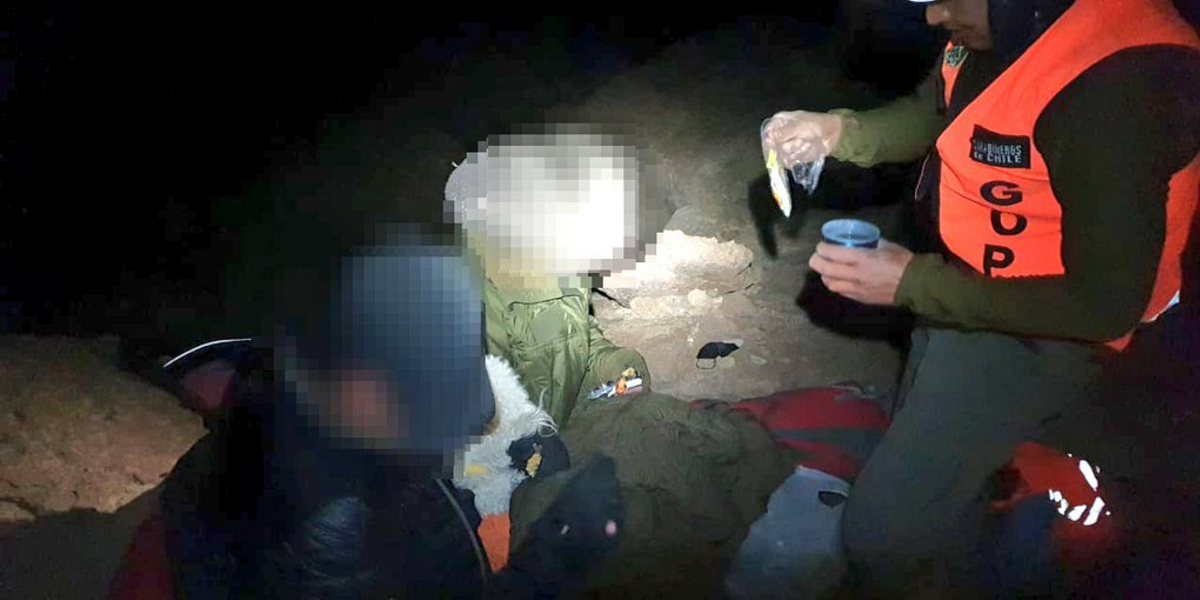 Rescatan con vida a pareja y su mascota: llevaban tres días perdidos cerca del volcán Licancabur