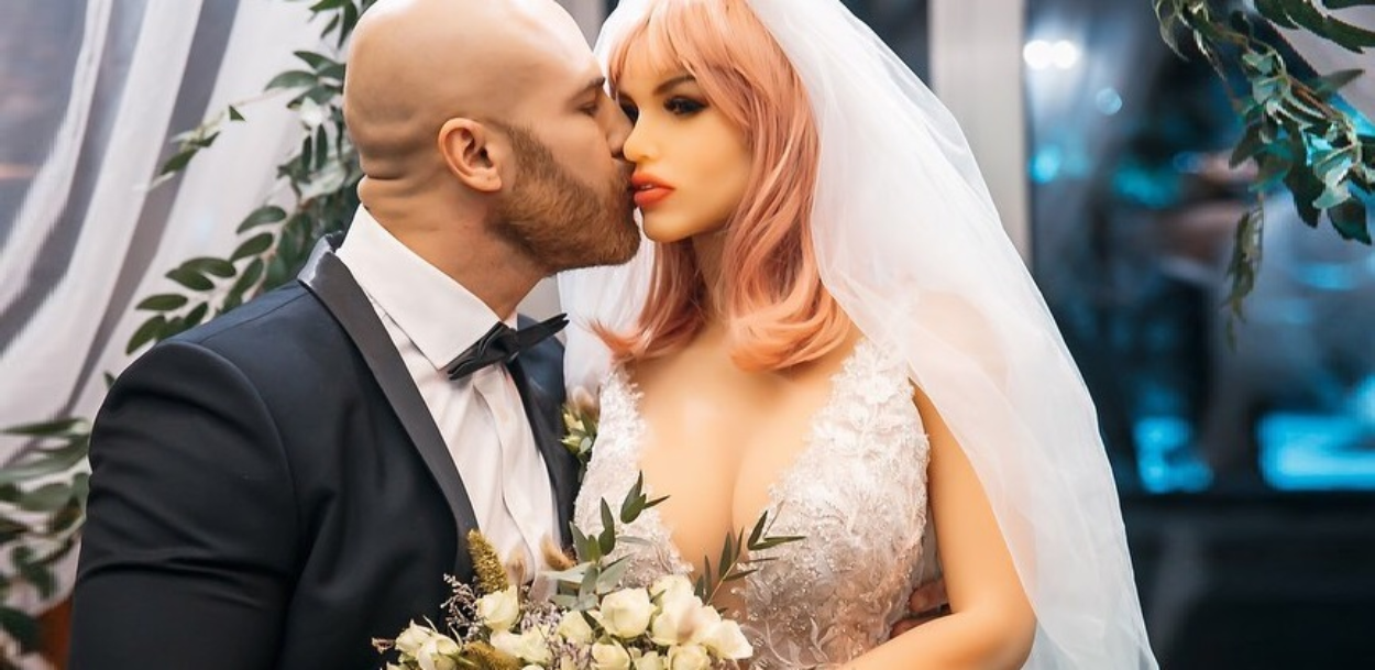Ruso que contrajo matrimonio con muñeca sexual se divorció por infidelidad y ahora quiere un harén