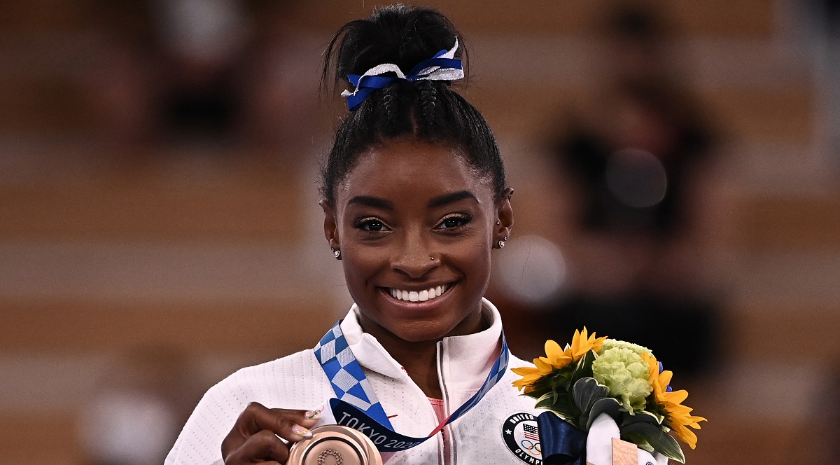 Simone Biles vuelve a sonreír en Tokio 2020 tras ganar el bronce en final de la barra de equilibrio