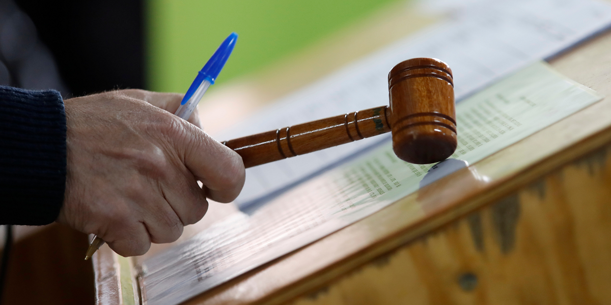 Lingote de oro, autos y un fuselaje de avión: el impresionante catálogo de nueva subasta de Aduanas