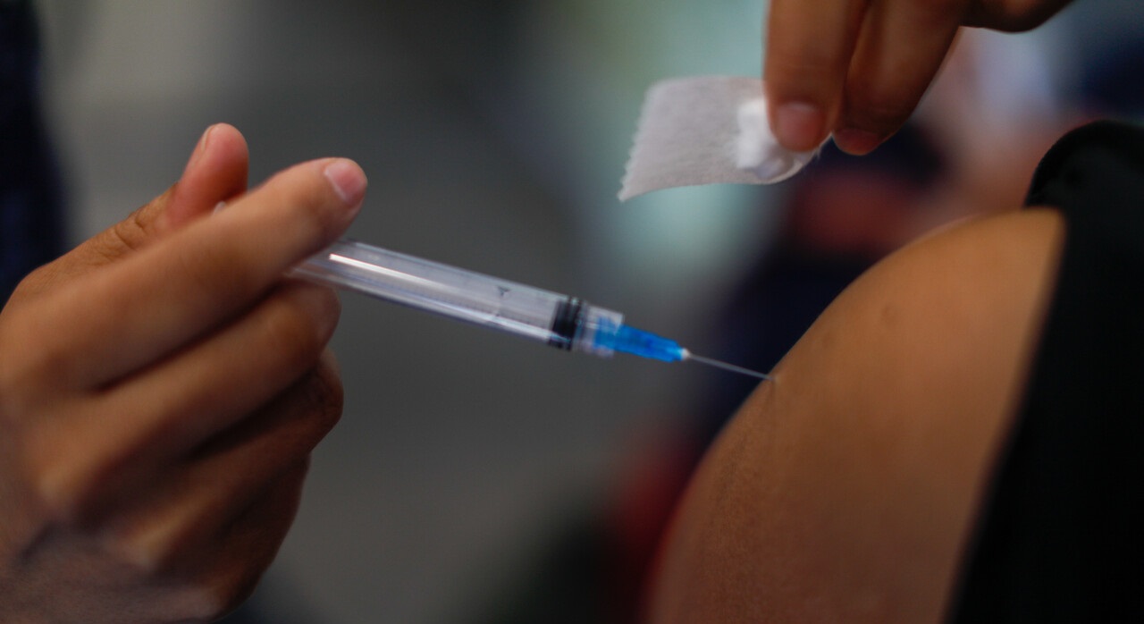 Inició proceso de vacunación con dosis de refuerzo: revisa el calendario detallado