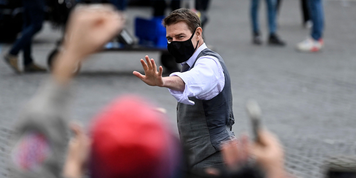 Tom Cruise sorprendió a familia inglesa: aterrizó en helicóptero en su patio y luego paseó con ellos