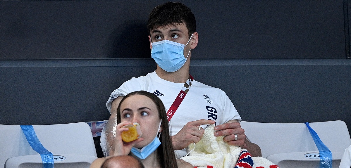 Campeón olímpico Tom Daley se lució mostrando el cárdigan de Gran Bretaña que tejió en Tokio 2020
