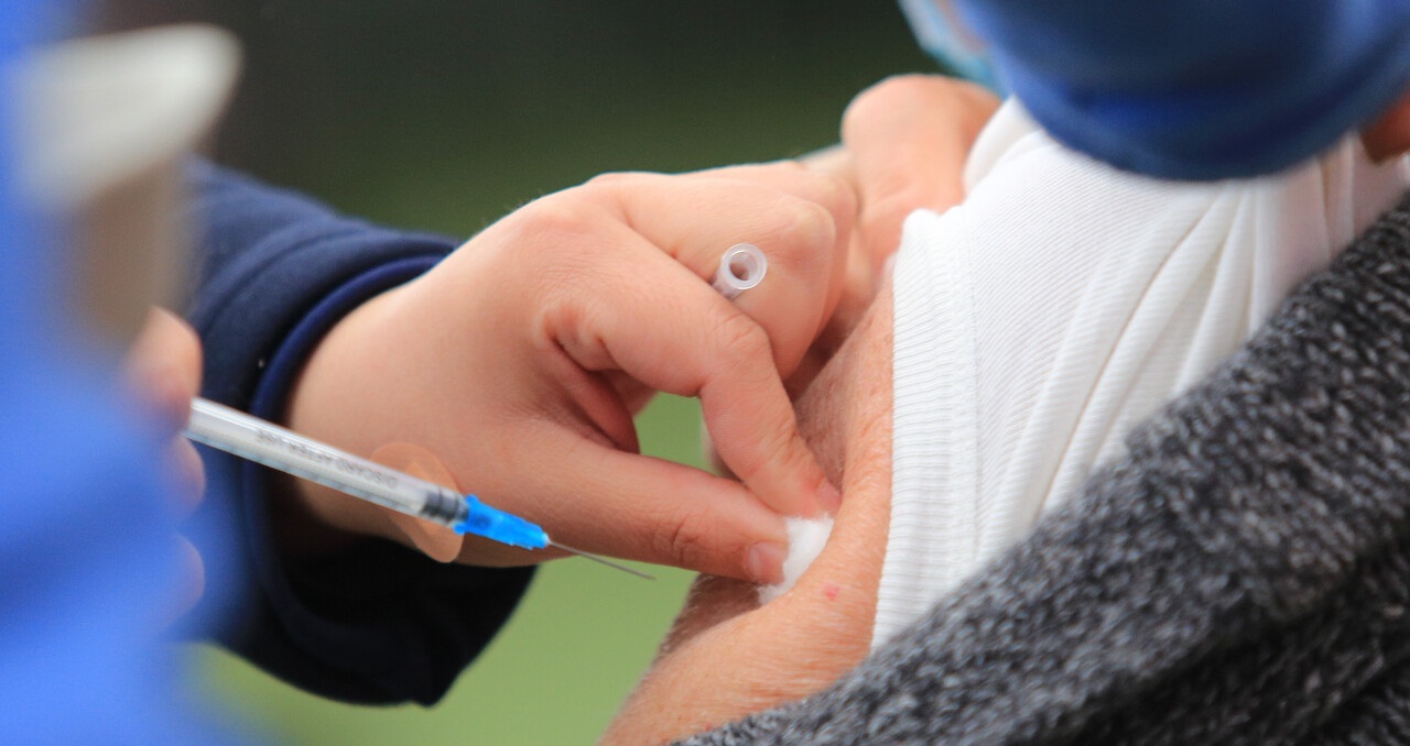 Ministro Paris destacó que el 89,8% de la población objetivo se ha vacunado contra el COVID en Chile