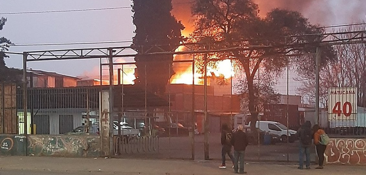 Violento incendio se registró en cité de Estación Central: 60 personas resultaron damnificadas