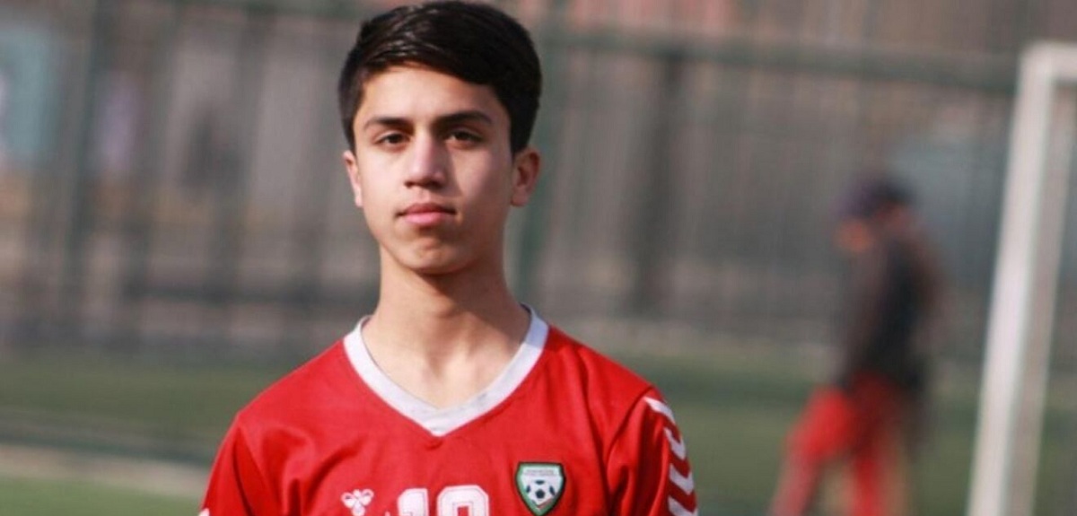 Futbolista afgano murió al intentar huir del país: quedó atrapado en tren de aterrizaje de avión