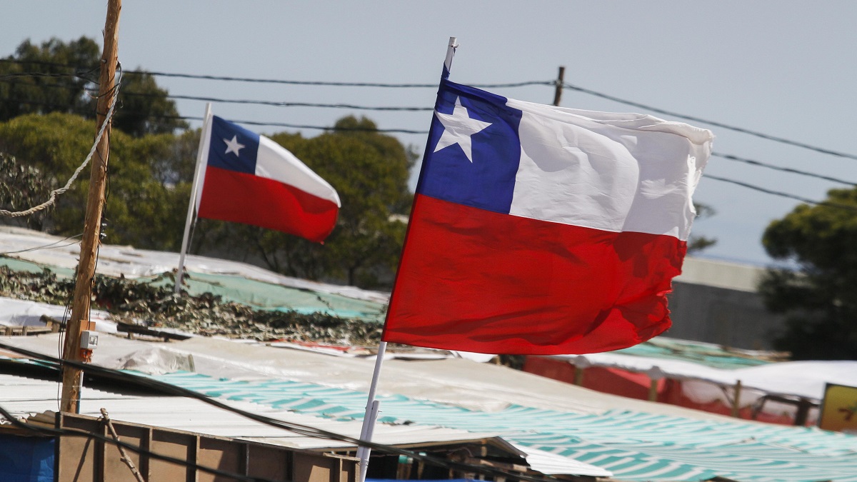 ¿Arriesgo multa? Esto dice la normativa sobre el izamiento de la bandera de Chile en Fiestas Patrias
