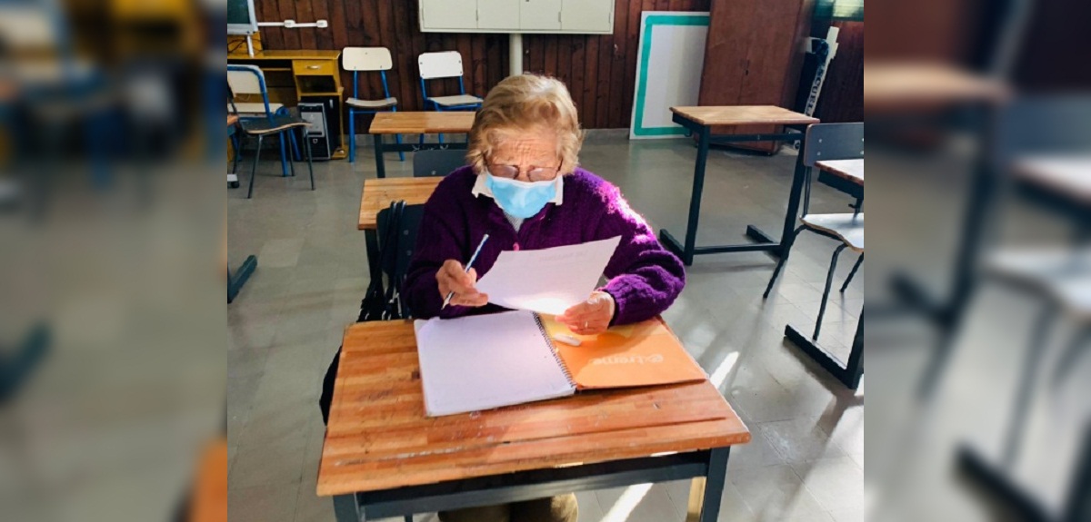 Bisabuela terminó el colegio a los 93 años y su bisnieta fue su profesora: 