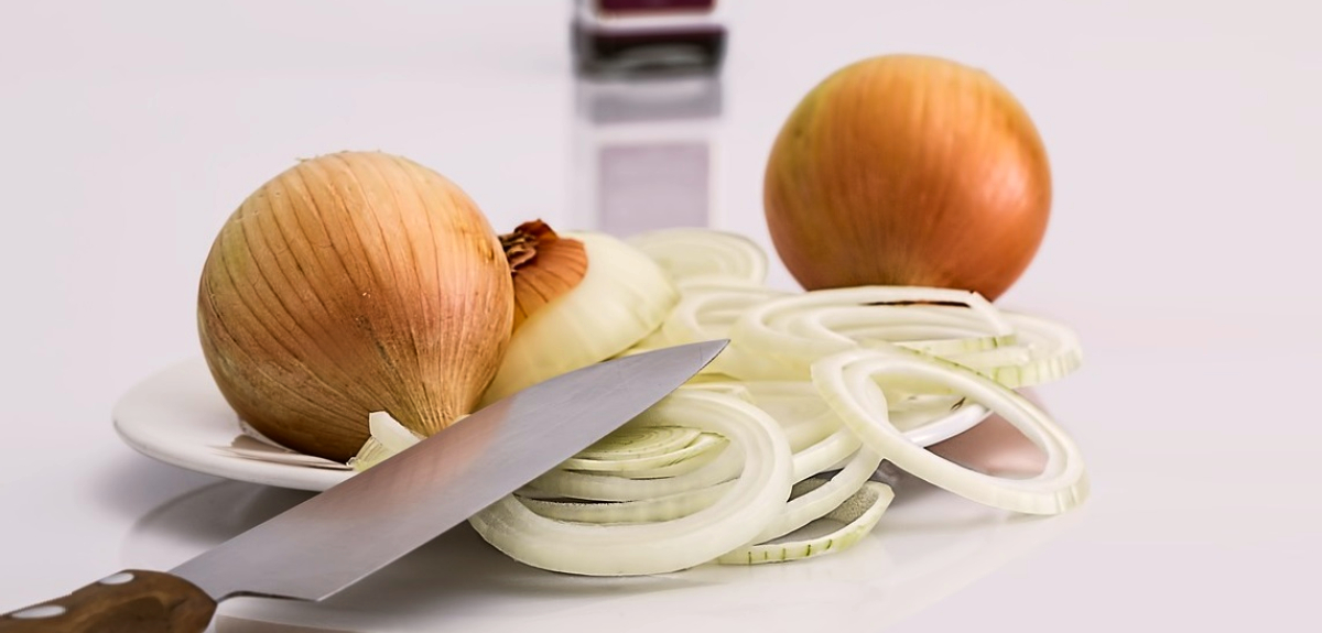 Que no te caiga pesada: cómo amortiguar la cebolla cruda en preparaciones típicas de Fiestas Patrias