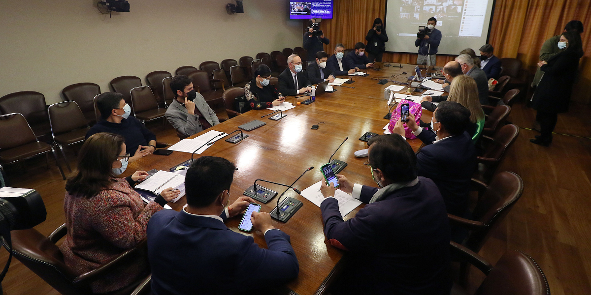 Comisión de Constitución aprobó en general proyectos sobre el cuarto retiro del 10% de las AFP