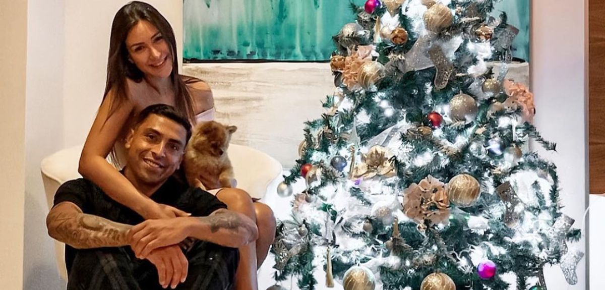 Futbolista Gonzalo Jara volvió a Chile con novia 8 años menor: 