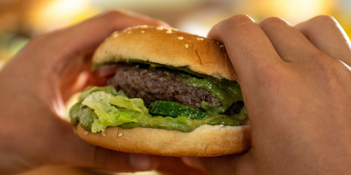 Mujer encontró un dedo humano en hamburguesa que comía: local aclaró que fue un “accidente fortuito”