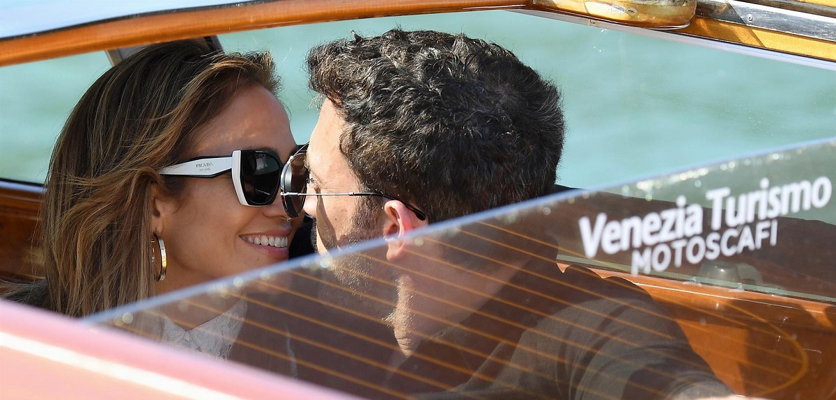 El romántico arribo de Ben Affleck y Jennifer López al Lido de Venecia: fueron 'paparazzeados'