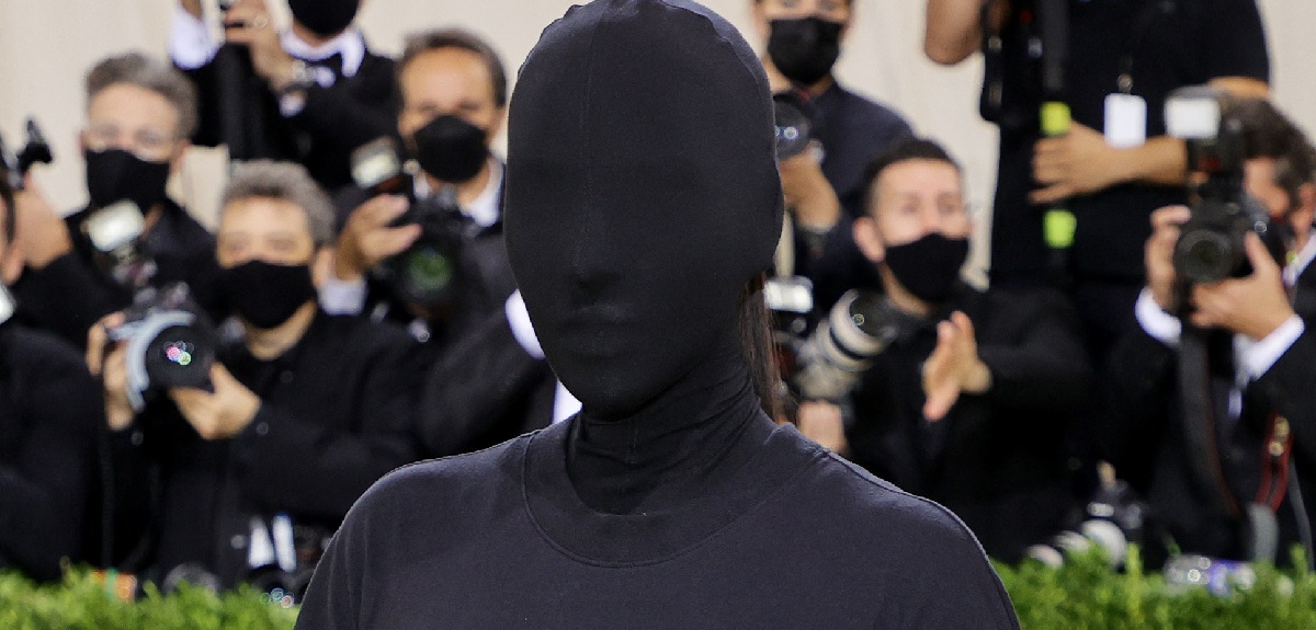 Kim Kardashian acaparó miradas en MET Gala 2021 con excéntrico look que la cubría de pies a cabeza