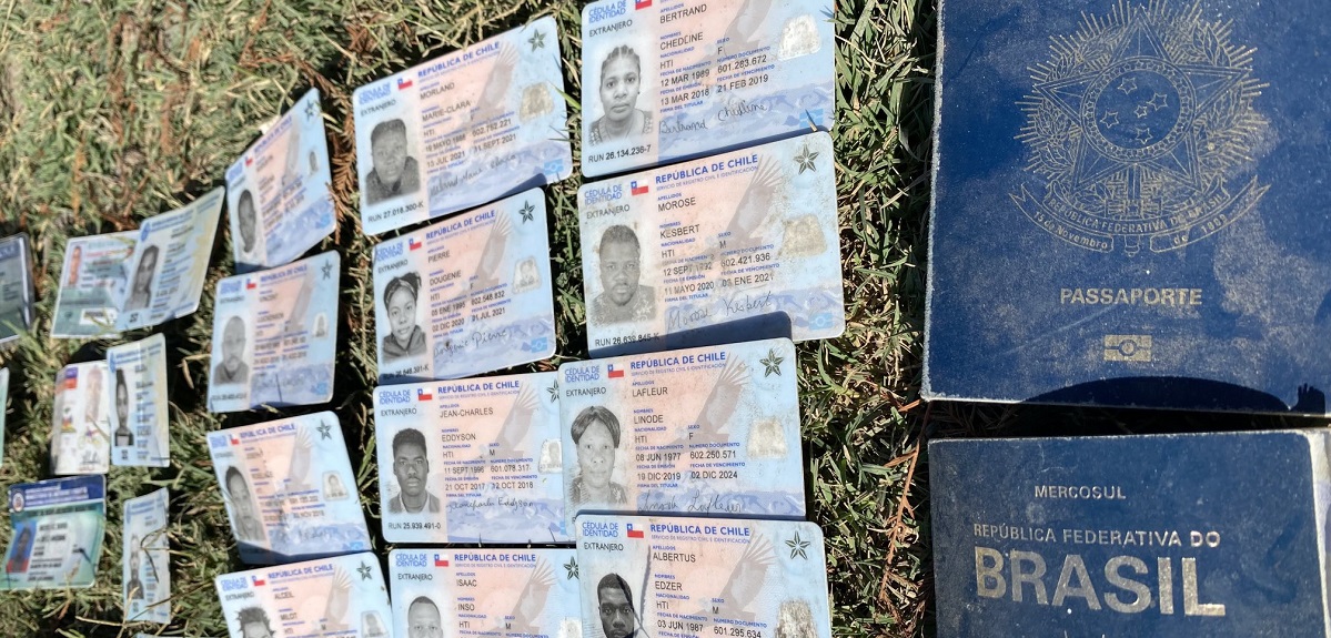 Migrantes haitianos botan miles de cédulas de identidad chilenas en frontera de México y EEUU