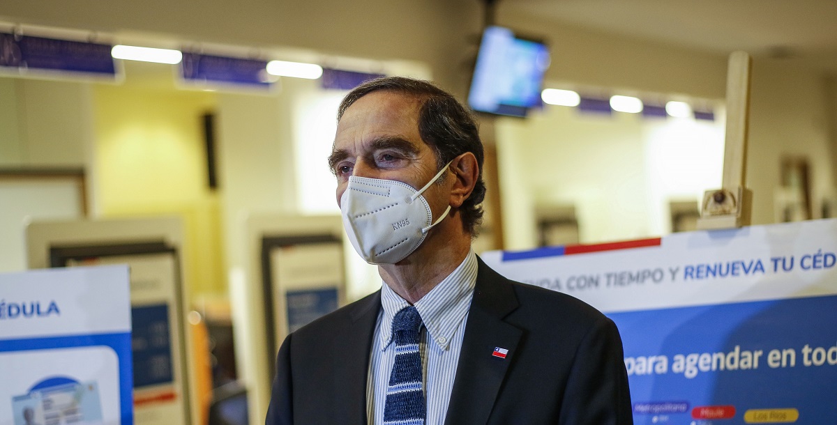 Interponen querella contra ministro Larraín por cuasidelito de homicidio tras muertes en Punta Peuco