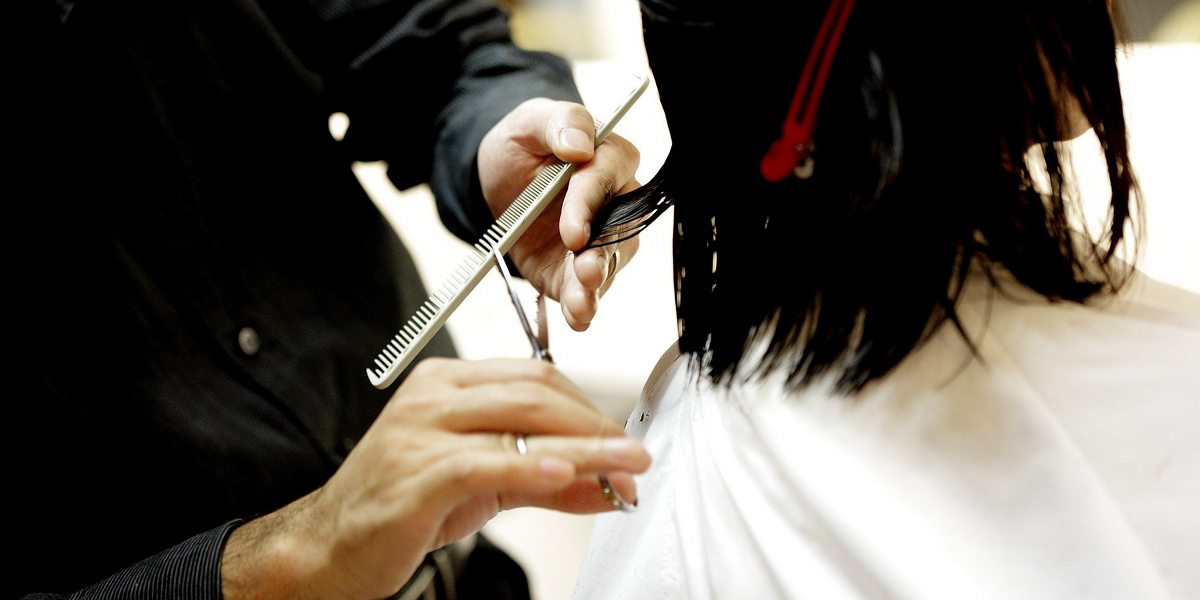 Multan a peluquería con más de 210 millones de pesos por un corte mal hecho en India