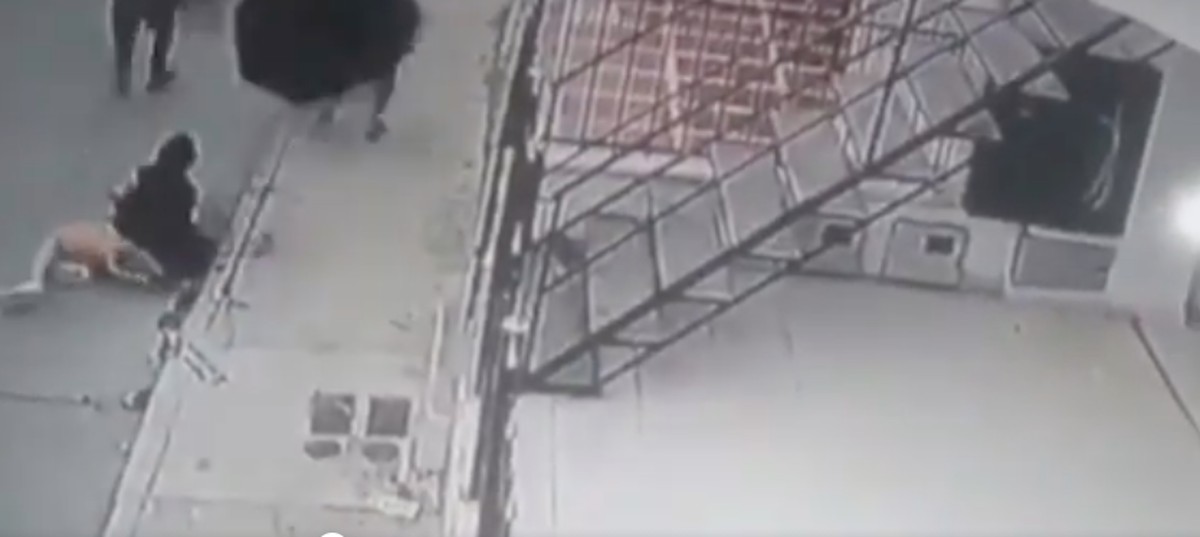 Todo un héroe: niño de ocho años salvó a su madre de delincuente solo con un paraguas