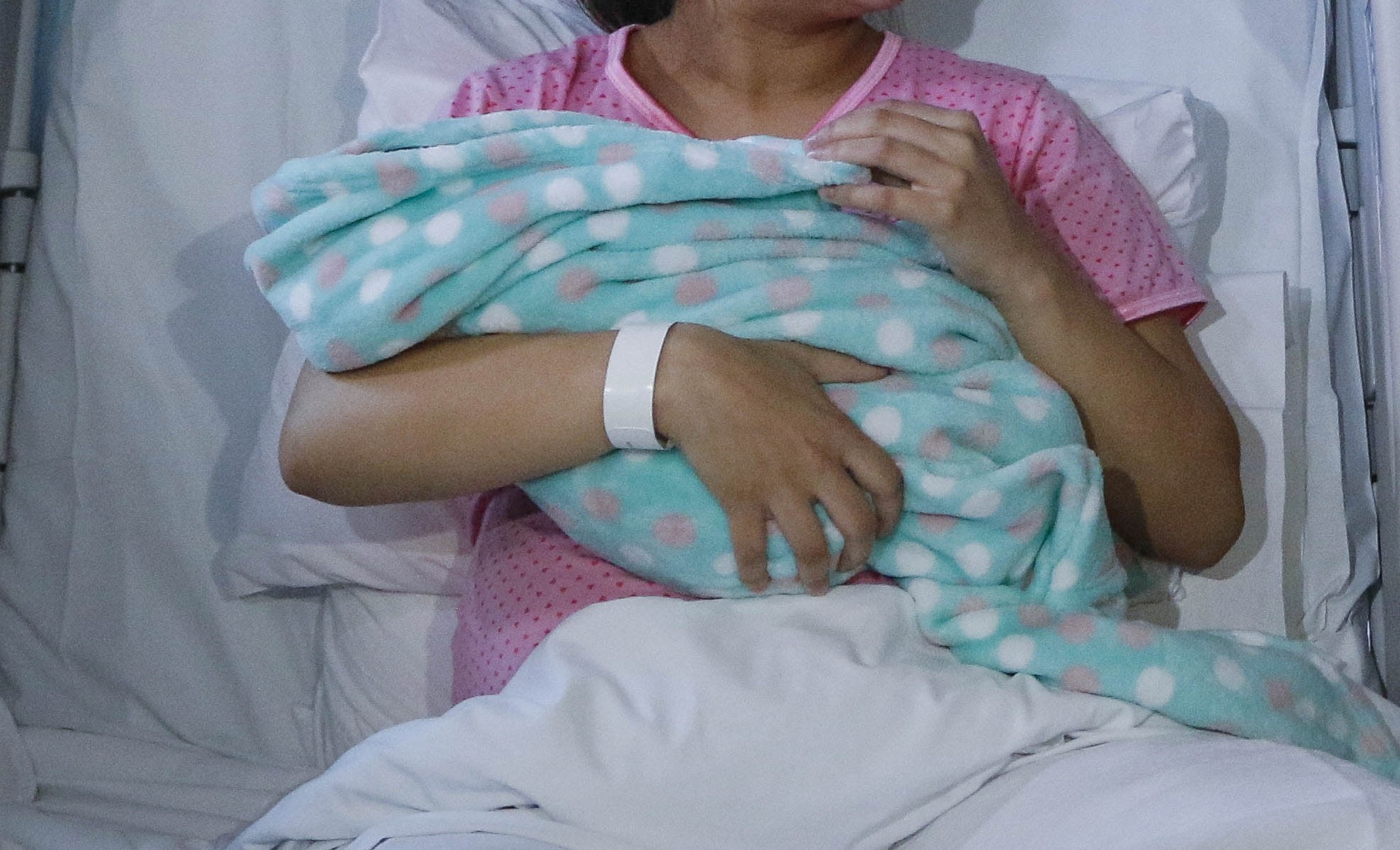 Mujer denuncia que dio a luz en pasillo de Hospital de Lautaro y que ningún funcionario la ayudó