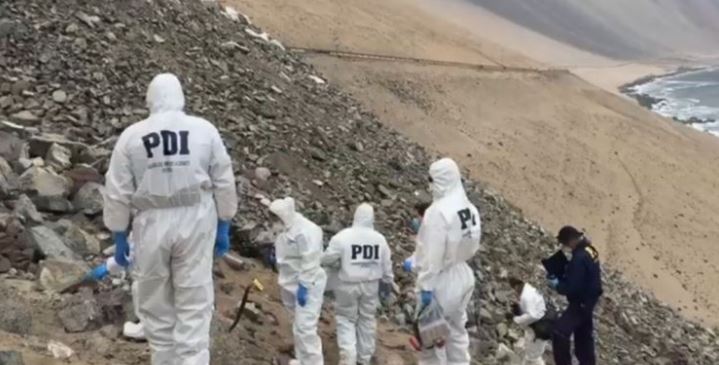 Hallan dos cuerpos calcinados en ladera ubicada en ruta que une Iquique con Tocopilla