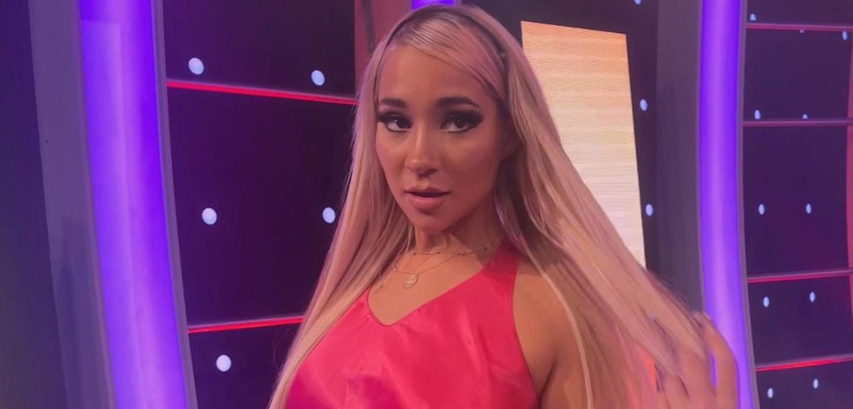 El hito que marca la carrera musical de la Princesa Alba: su foto apareció en el Time Square