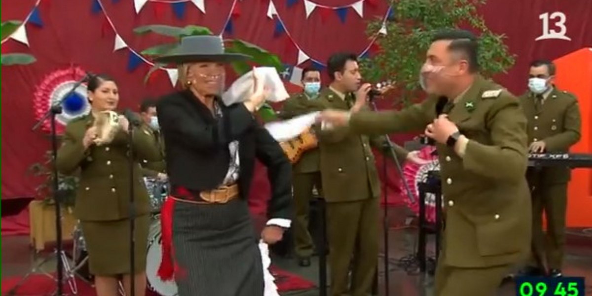 Raquel Argandoña dividió a televidentes tras comentado pie de cueca con Carabineros en 'Bienvenidos'