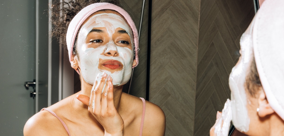 Experta entrega los pasos fundamentales para lucir una piel radiante este verano