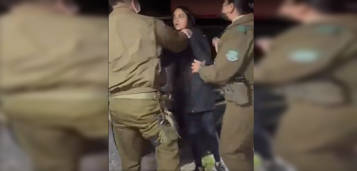 “No me vuelvas a ahorcar”: captan a carabinero agarrando del cuello a Convencional al ser detenida