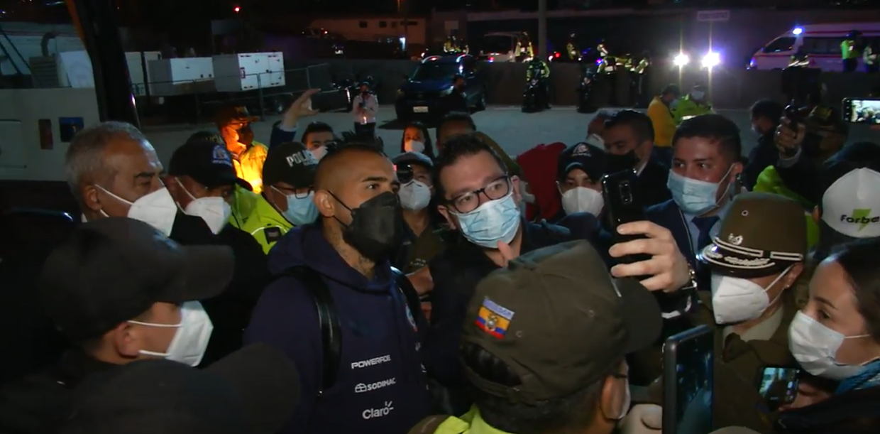 Policía ecuatoriana sufrió fail por sacarse fotos con Vidal: dejó a su selección sin resguardo