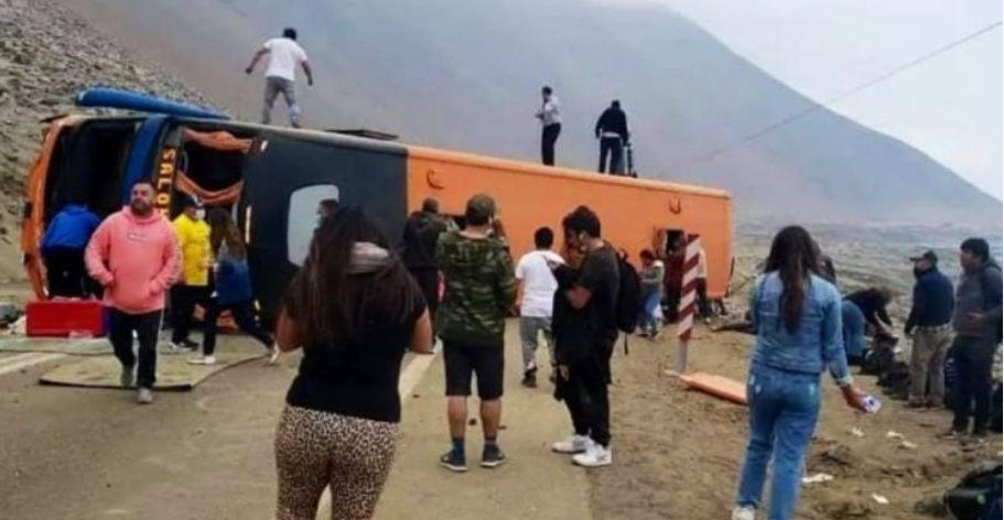 Impactantes imágenes: 40 lesionados tras volcamiento de bus entre regiones de Tarapacá y Antofagasta
