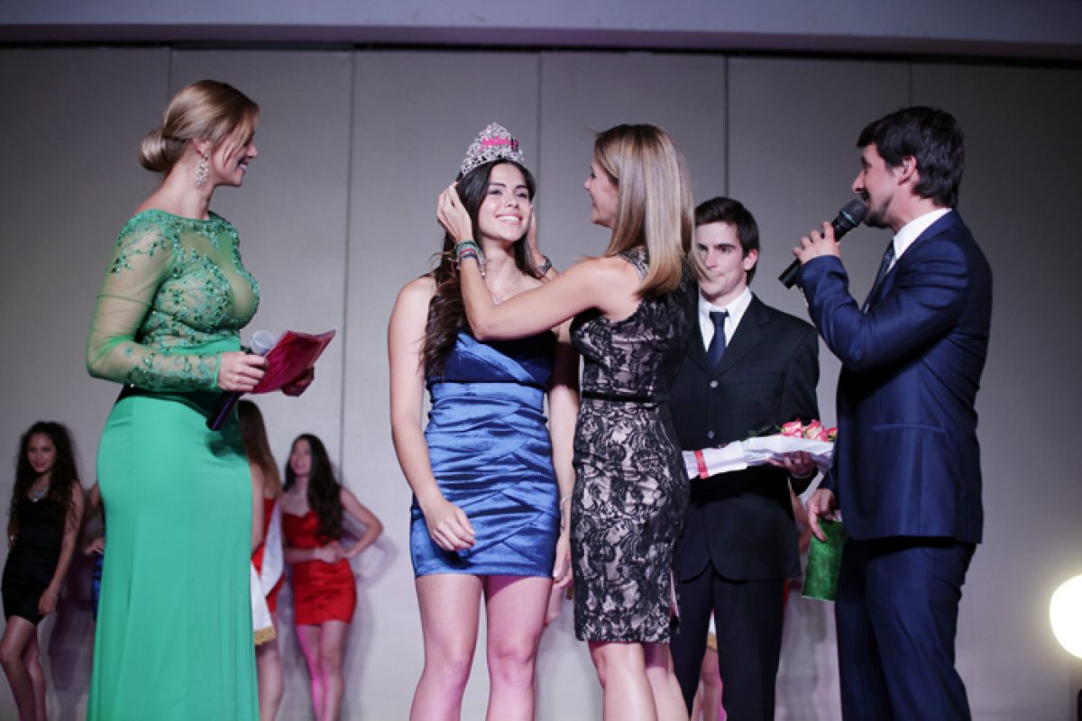 Captura | Patricia Larraín entregando la corona