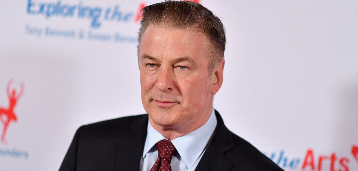 Alec Baldwin disparó arma de utilería que dejó una fallecida en el set de su nueva película