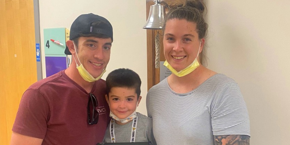 Niño que se hizo viral por impactante foto de su lucha contra el cáncer afirmó que superó enfermedad