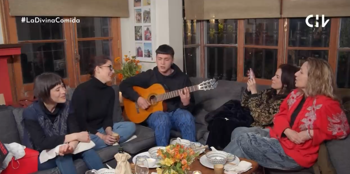 Hijo de Daniela Ramírez se lució en 'La Divina Comida' al mostrar su talento: ya tiene 18 años