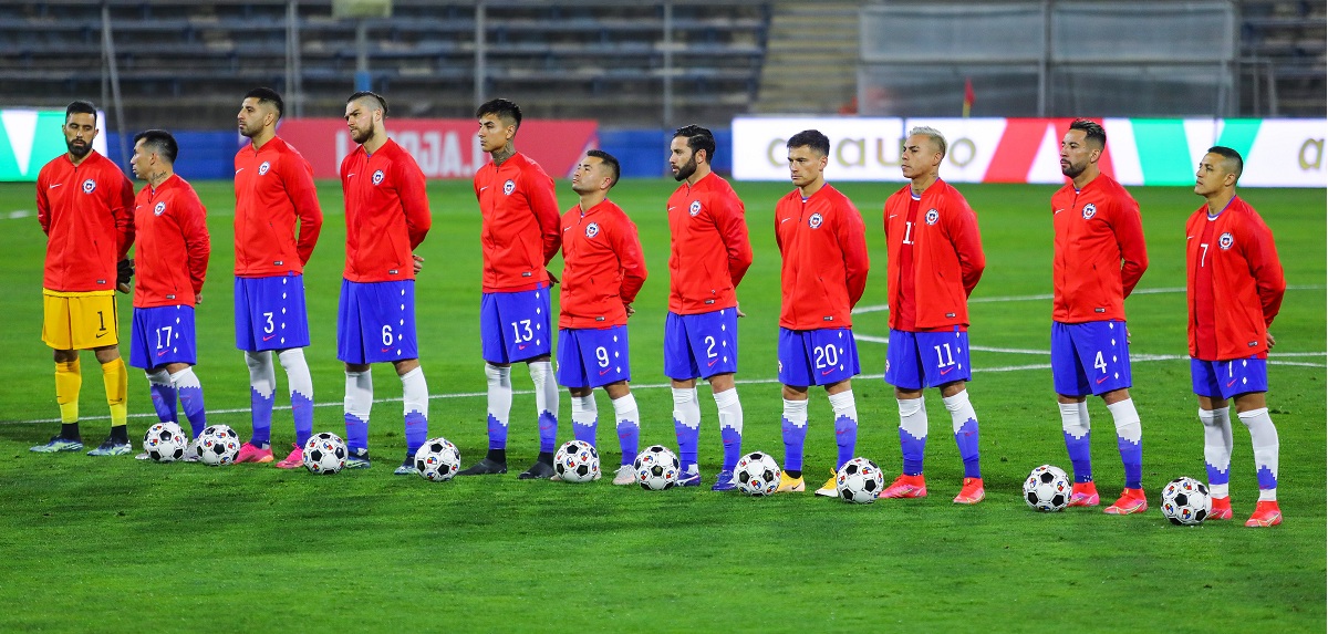 Jugador de la 'Roja' sería baja ante Brasil por COVID: Lasarte nominó de urgencia a volante albo