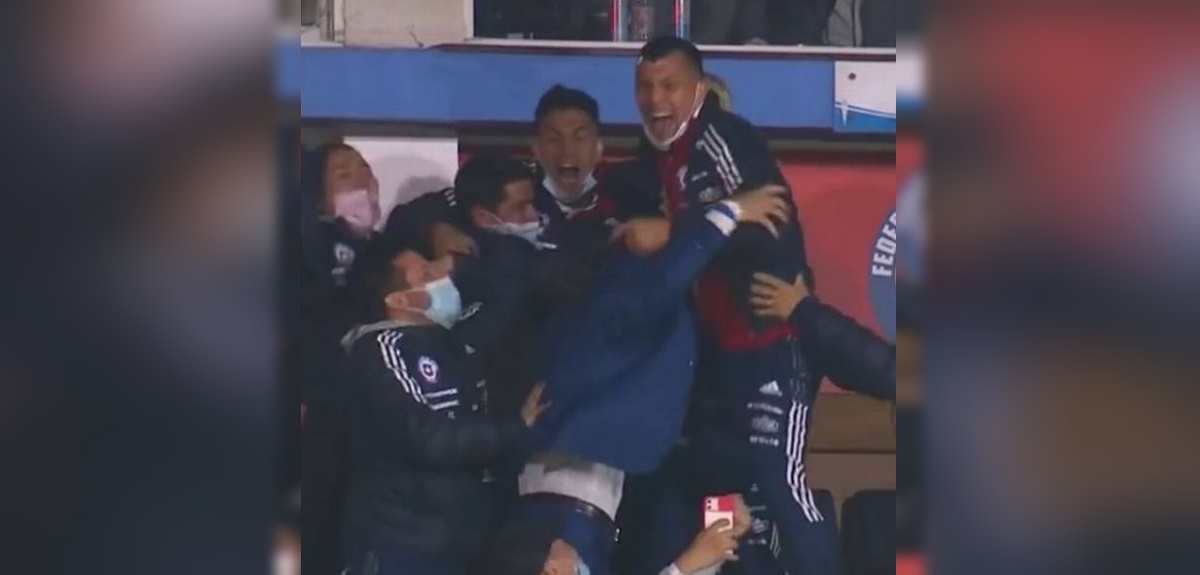 Una 'víctima' de la euforia del 'Pitbull': ¿a quién zamarreó Gary Medel en el triunfo de la 'Roja'?