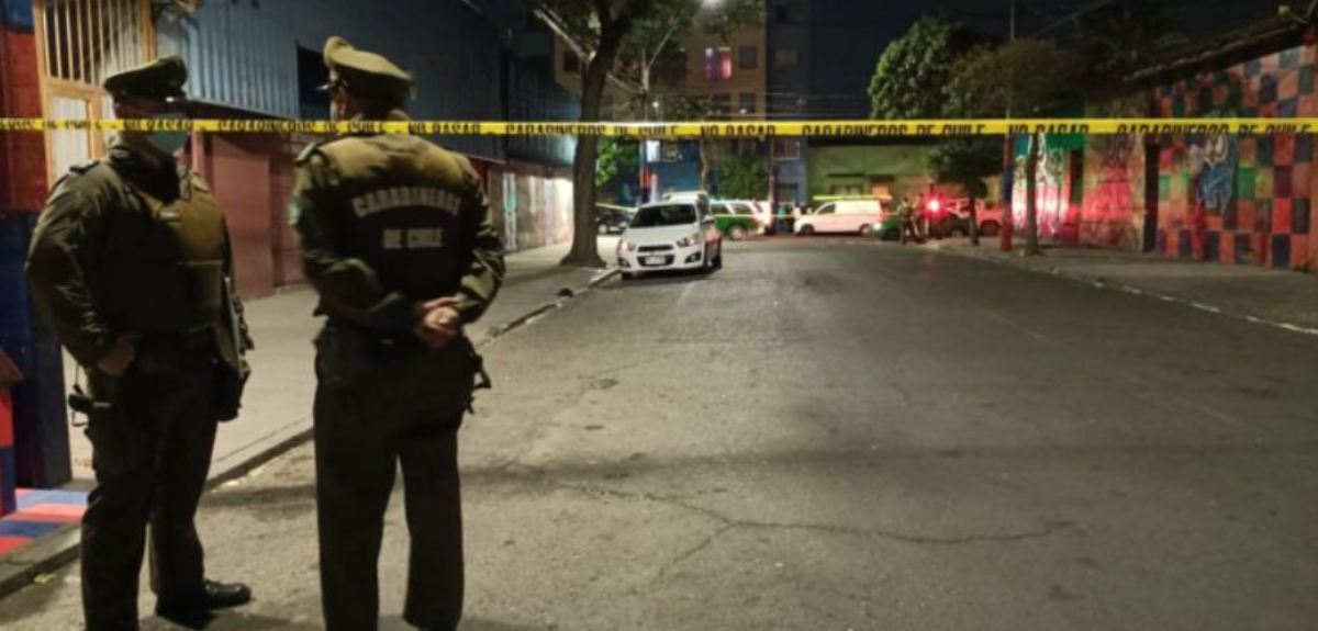 Investigan muerte de dos mujeres en Santiago Centro: fueron encontradas al interior de un vehículo