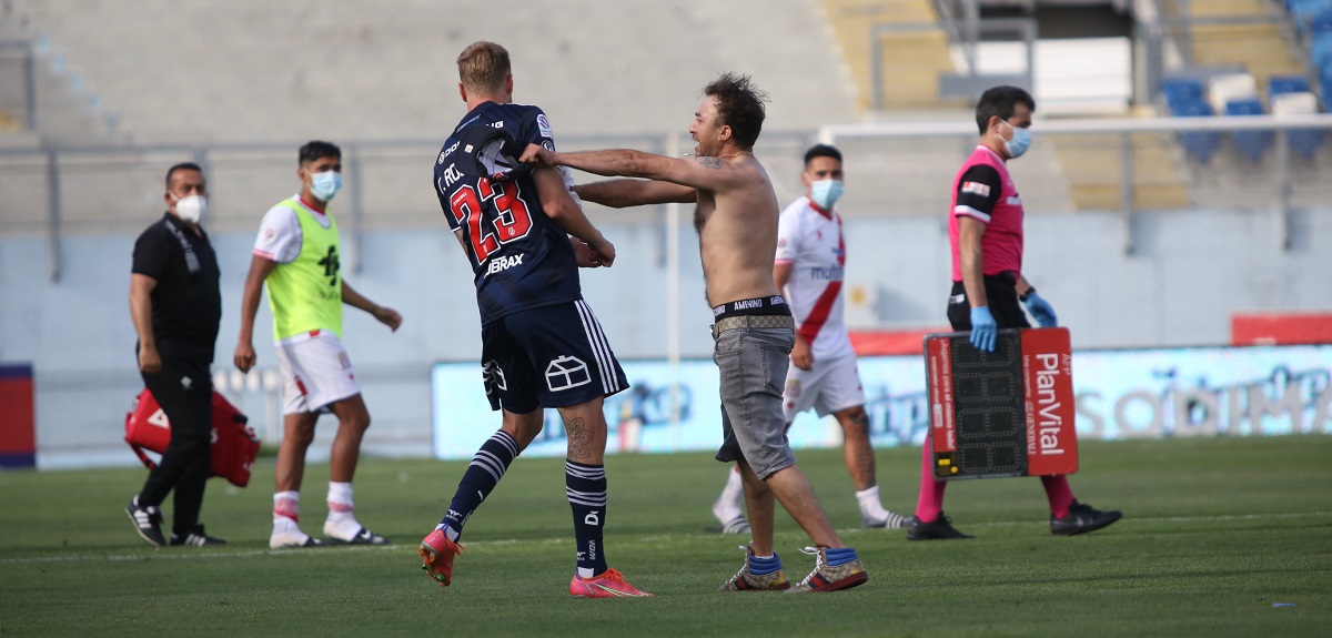 Hinchas de Universidad de Chile invadieron cancha: agredieron a Aránguiz y Rodríguez