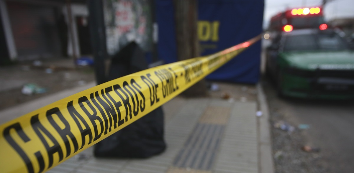 Hallan a hombre muerto en su vehículo tras chocar en San Joaquín: tenía un puñal en la espalda