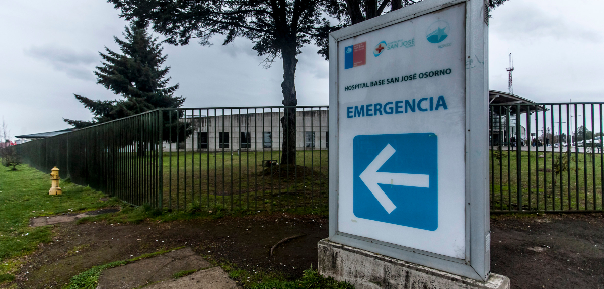Joven acudió al Hospital de Osorno por dolor abdominal: terminó dando a luz en el baño del recinto
