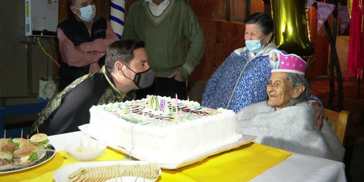 Pancho Saavedra se conmovió en cumpleaños 104 de una de las mujeres más longevas de Chile