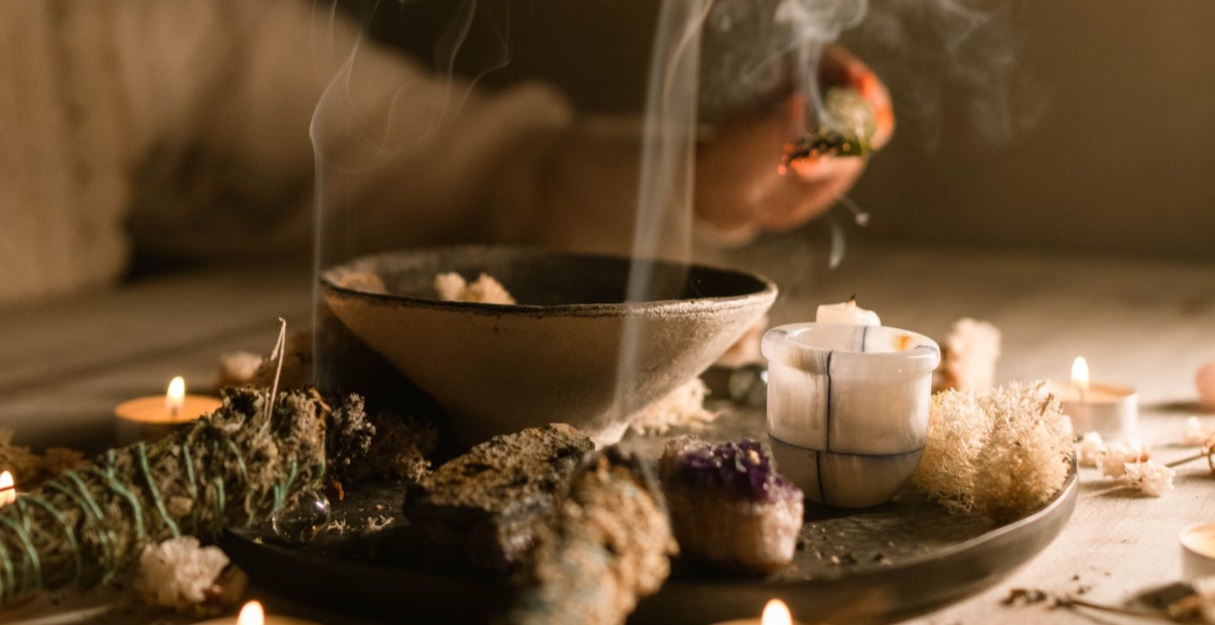 Hombre demandó a vidente por no remover supuesta maldición que le lanzó exnovia: exige $20 millones