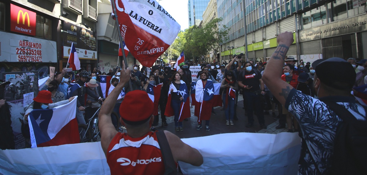 Violento enfrentamiento dejó lesionados en Santiago: dos marchas confluyeron en el mismo punto