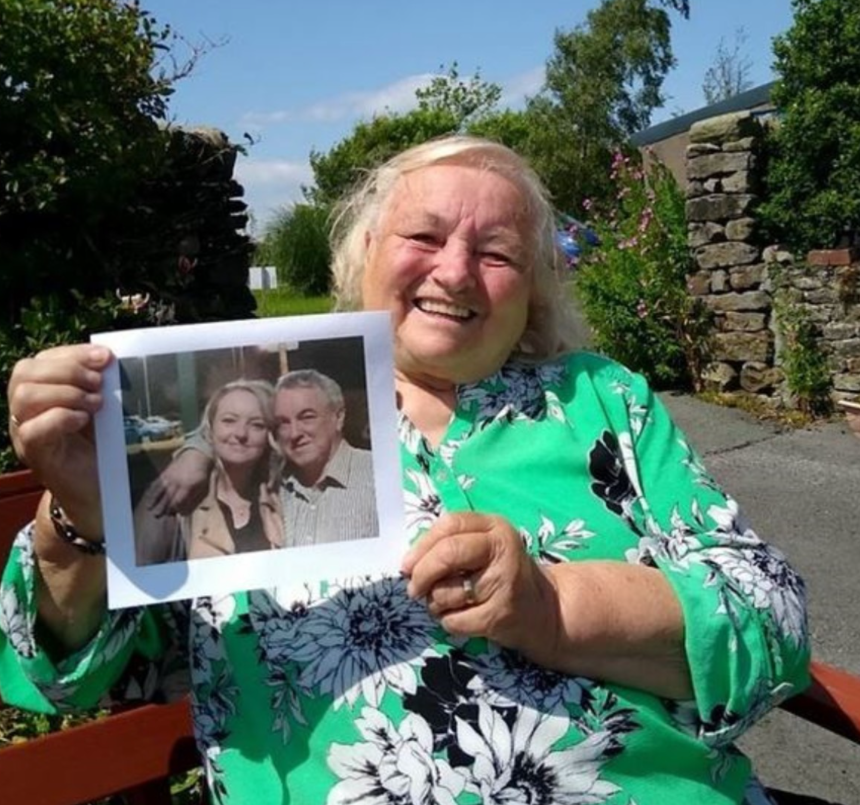 Captura | Issy Carr con la foto de su hijo junto a su nieta